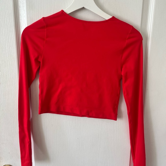 Red long sleeve with cut out in middle - Picture 4 of 4